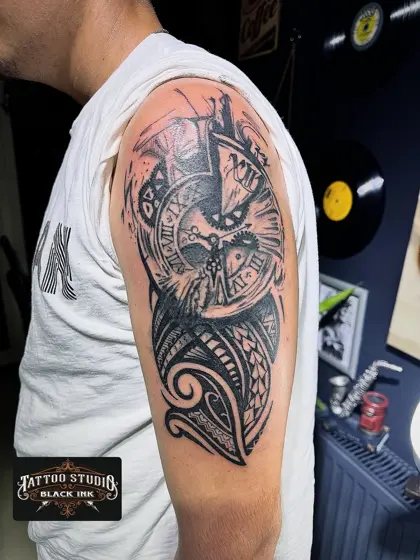 Saat & Tribal — Blackwork dövme, Omuz